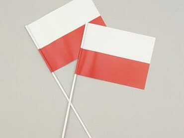 Inny wystrój domu: Dwie używane flagi Polski w idealnym stanie. Flagi są biało-czerwone