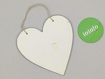 Artykuły papiernicze: Dekoracyjna zawieszka w kształcie serca z napisem: „RODZINA – tu — 3