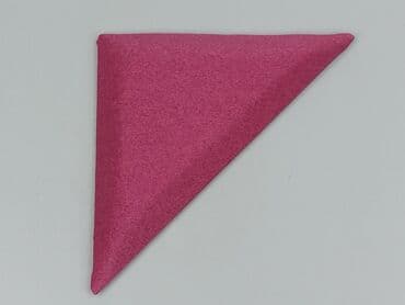 Other Home Items: Chusta w kolorze fuksji, wykonana z filcu. Ma kształt trójkąta i jest
