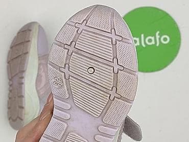 modne bluzki wiosenne: Buty sportowe 22, Używany — 5