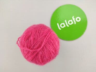 Textile: Motek włóczki w intensywnym, jaskrawym odcieniu różu. Włóczka jest — 2