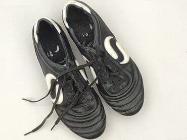 Czarne męskie buty piłkarskie marki Sondico, idealne do gry na — 1
