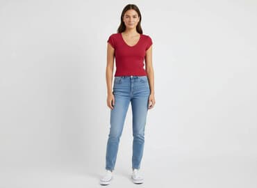 czerwona bluzki z dekoltem v: T-shirt damski, rozmiar S — 1