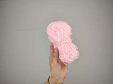 Textile: Motek jasnoróżowej włóczki, idealny do robótek ręcznych i projektów — 3