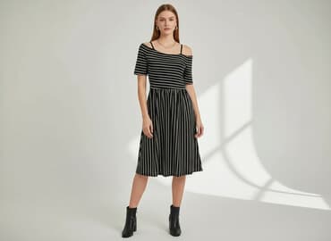 sukienki optycznie wyszczuplające: Women`s dress, size S — 1