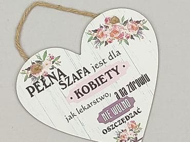 reczniki: Zawieszka dekoracyjna w kształcie serca z napisem: „Pełna szafa jest — 1