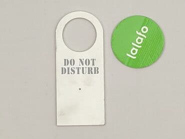 Dekoracje do domu: Biała zawieszka na klamkę z napisem "DO NOT DISTURB". Jest to prosty i — 2