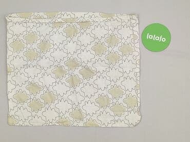 Pillowcases: Biała poszewka na poduszkę z beżowo-białym wzorem w chmurki. Materiał — 2