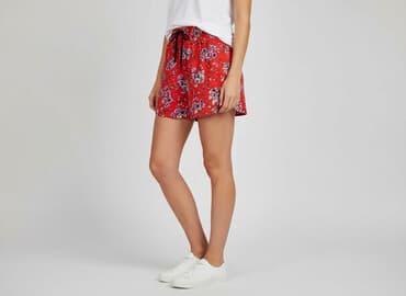 obcisłe krótkie spodenki: Pieces, Shorts for women, size M — 1