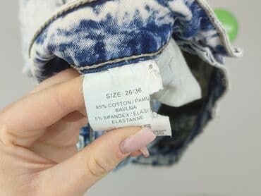 krótkie spodenki i nogi z cellulitem: Szorty damskie, S — 4