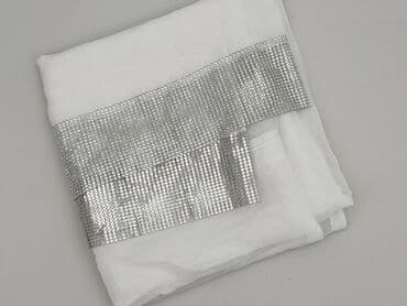 Biała dekoracyjna tkanina z szerokim pasem ozdobnym w srebrne