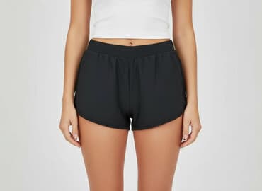 krótkie spodenki i czarne adidasy: Shorts for women, size XS — 1