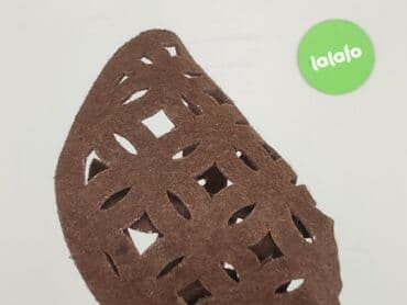 Serwetki: Okrągła podkładka filcowa w kolorze brązowym. Posiada ażurowy wzór — 4