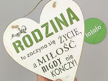 Artykuły papiernicze: Dekoracyjna zawieszka w kształcie serca z napisem: „RODZINA – tu — 4