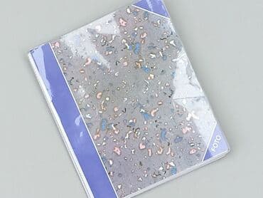 Album na zdjęcia o pojemności 64 zdjęć w formacie 9x13 cm. Posiada