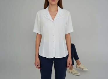 biała koszula damska z aplikacją: Сорочка жіноча, розмір L на lalafo.pl — 1 biała koszula damska z aplikacją: Сорочка жіноча, розмір L — 1