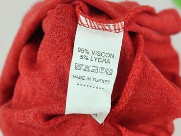 t shirty z czerwonem napisem: Women`s T-shirt, size S — 6