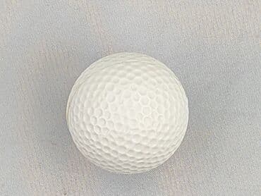 Piłki: Biała piłka golfowa z charakterystycznymi wgłębieniami na całej — 1
