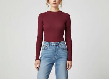 czerwona bluzka z dekoltem v: Bluzka damska, rozmiar S — 1